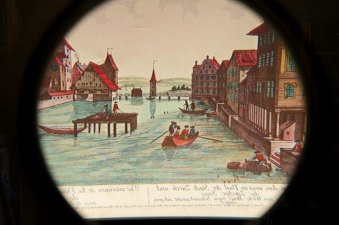 Auf Wunsch führen wir den original alten Guckkasten mit Tag-Nacht-Ansicht vor.